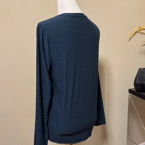 Vuori Men's Deep Blue Long Sleeve Tee Size S pre-owned. - Picture 6 of 10